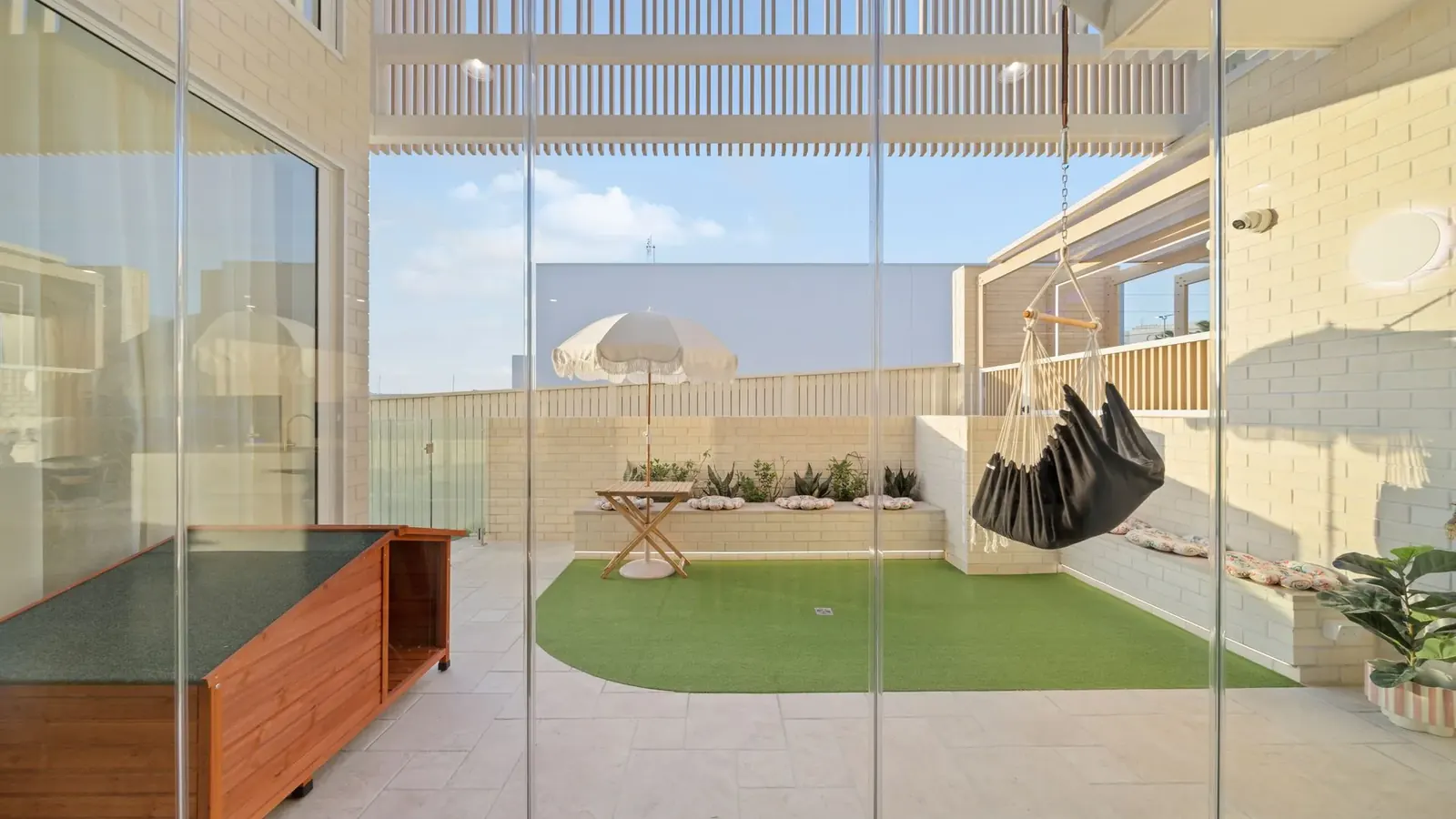 Study, internal courtyard and residential lift at Casa La Mere